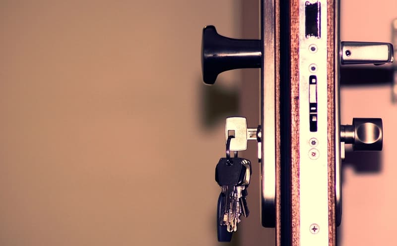 Porte claquée nécessitant une intervention urgente de serrurerie