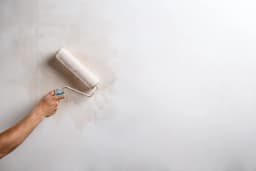 Peinture d'un mur lors de la remise en état après assèchement