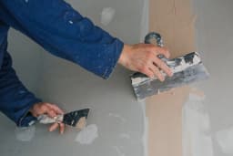 Traitement et reprise d'un mur après humidité ou moisissures