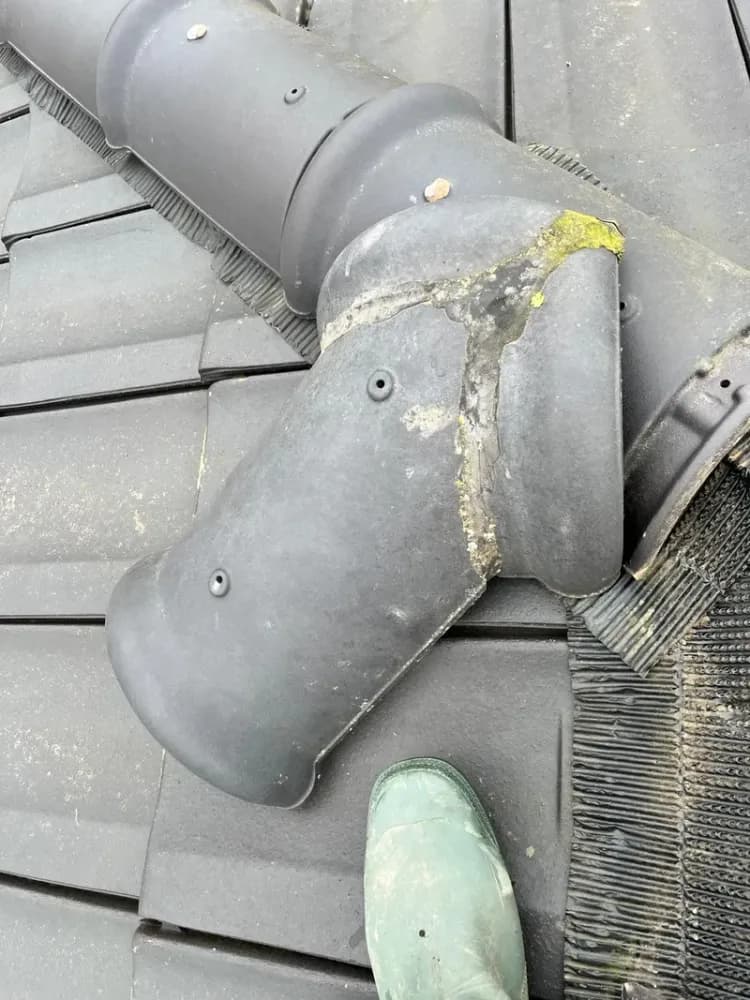 Illustration de l’article : Tuile faîtière déplacée après tempête : un client Symabat répare lui-même… puis sécurise sa toiture avec un contrôle professionnel