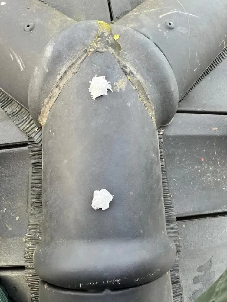 Contrôle professionnel : vérifier le faîtage, les arêtiers et l’absence d’infiltration.